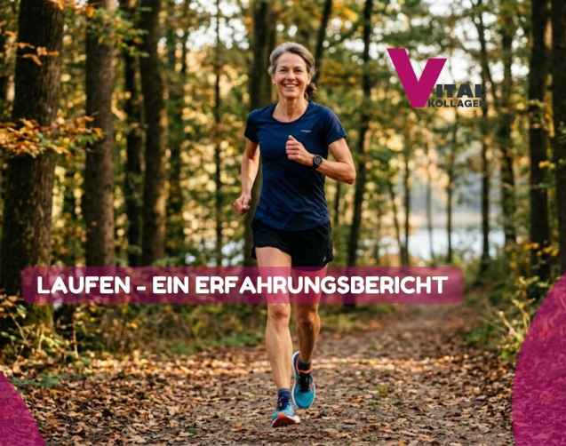 Eine lächelnde, mittelalte Frau läuft in blauer Sportkleidung und bunten Laufschuhen einen herbstlichen Waldweg entlang directly auf die Kamera zu. Der Weg ist mit braunem Laub bedeckt. Im Hintergrund schimmert ein See durch die hohen Bäume im goldenen Sonnenlicht des späten Nachmittags. Erfahrungsbericht laufen Katharina 50 Jahre